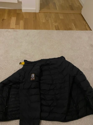 Parajumper jacka - Jag har kanppt använt den. Köpte den för 3000 kr. Vi kan snacka om priset.❤️❤️❤️❤️❤️