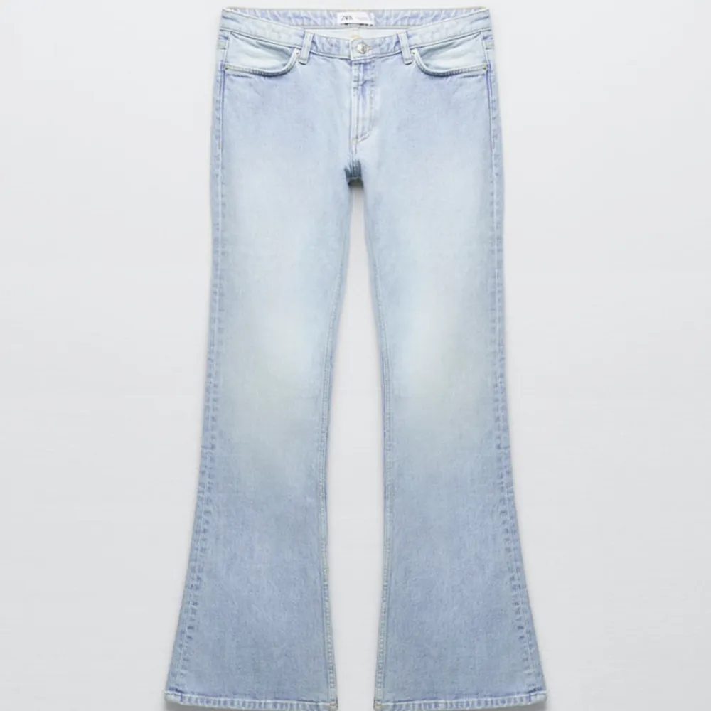 Slutsålda lågmidjade jeans från zara i storlek 36💕aldrig använda. Jeans & Byxor.