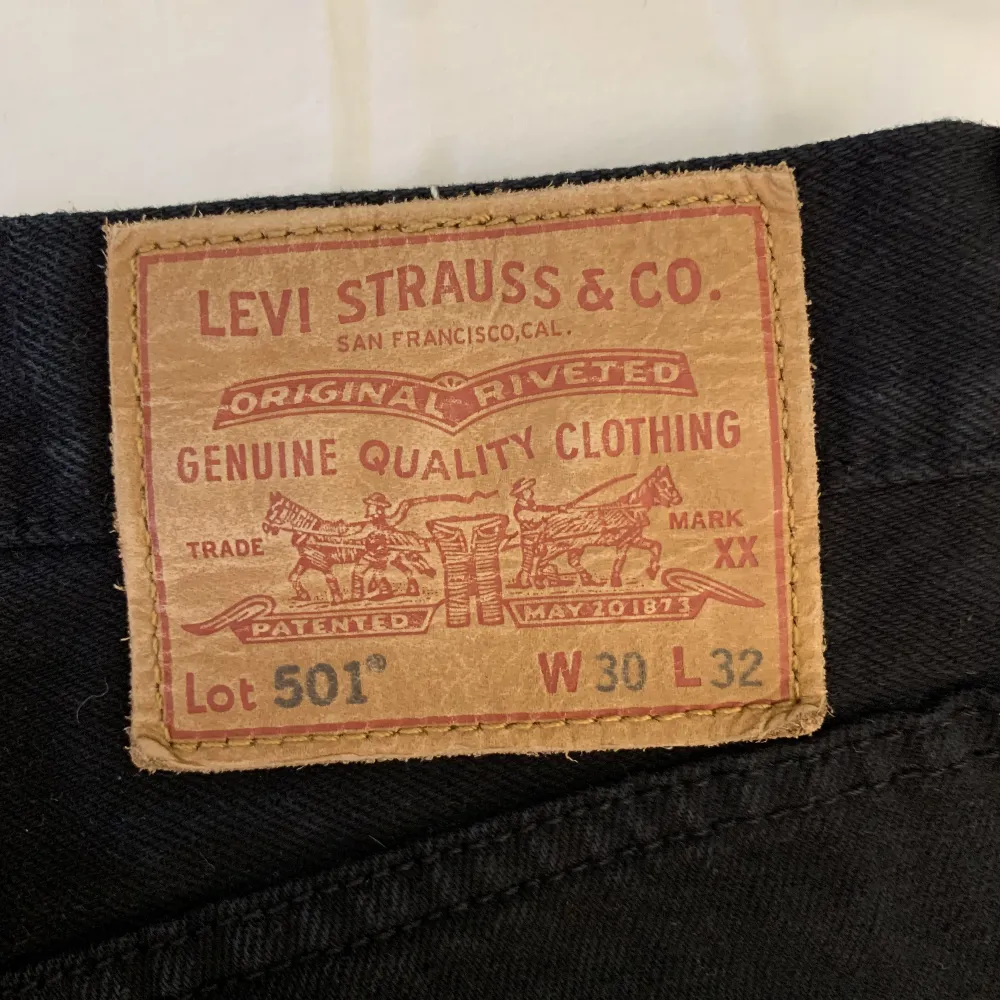 Levis 501 Svart Sparsamt använda och är i storlek 30/32. Jeans & Byxor.