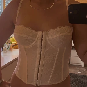 Korsett  - Fin oanvänd korsett i spets, denna korsett har öppen rygg [syns på bild nummer 3] 💌  Korsetten har bland annat ”byglar” i en billigare metall.   Super fin till sommaren men jag har växt ur den 😽.  Kontakta mig för fler frågor. 