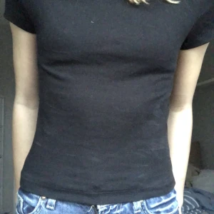 Gina tricot t shirt - Säljer denna svarta t shirten från Ginatricot! Knappt använd och är i väldigt bra skick!💓💓 Kontakta för mer info och bilder❣️  Tryck EJ på ”Köp nu” 