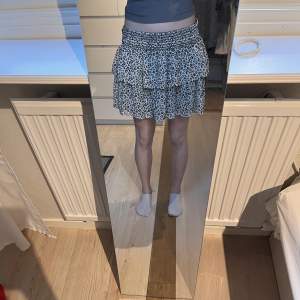 Volang kjol från Kappahls barnavdelning. Går att ha både vikt(första bilden) eller som vanligt (andra bilden) jag är ca 168cm lång men kan passa både kortare och längre  