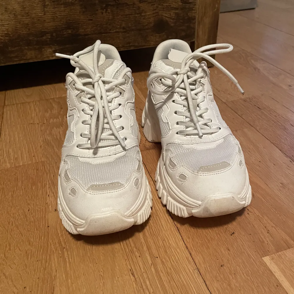 Vita meshsneakers med flerdelad XL-sula. Över 1 år gamla, men ganska lite använda. De är fortfarande i bra skick.. Skor.