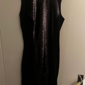 Klänning - Svart lite glitter klänning från hm, lite använd 