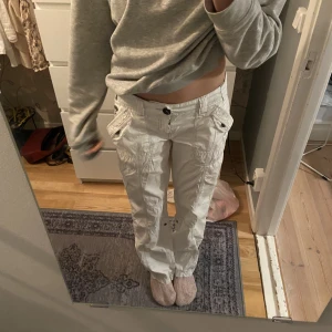 Vita cargopants - Assnygga vita cargopants!❤️lågmidjade✨Dom har fickor med flärpar i bak och i fram😍Dom är insydda i midjan för att passa någon som har xs-s men kan enkelt sprättas upp för att passa någon med m i storlek❤️