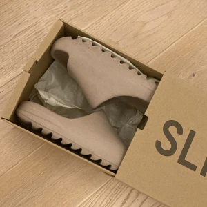 Yeezy slides pure restock pair - Yeezy slides i storlek 44,5 men passar för allt från 41 till 44. Har använt dom så det finns några märken men helt okej skick. Kan diskutera priset. Skicka meddelande om du är intresserad.