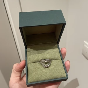 Ring  - Säljer då den inte kommer till angöring Skiv för frågor eller funderingar ❤️❤️
