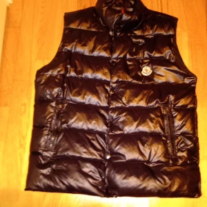  Moncler - En Moncler väst den är väldigt bra och bekväm. Kedjan är bårt men det går att fixas och den går att stänga. 
