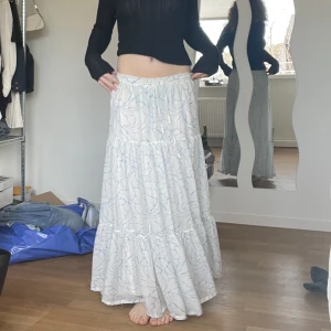 Drömmig kjol - Kjol från hm, den är uppsydd men passar mig som är 165 bra i längden! Strl är 34, passar 36 (s/xs) den är använd men fortfarande i bra skick💕perfekt till våren och sommaren!!