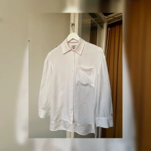 Skjorta  - En skjorta jag köpte för ett par år sedan, använt 1 gång! Ångrade köpet men det va försent att lämna tillbaka den(då jag redan hade tagit bort prislappen)så då har den bara hängt i min garderob så den är som ny.