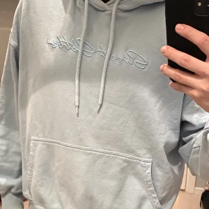 Ljusblå hoodie - Säljer min ljusblåa hoodie från Sweet Sktbs då jag rensar garderoben. Den är inte superanvänd och har inga skador/fläckar/noppror. Bild 2 & 3 är en mer tydlig bild på färgen. :) Passformen är aningen oversized, sitter inte kroppsnära