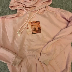Hoodie med litet tryck  - Tjock hoodie med fint tryck på bröstet. Något tajt i halsen. Använd fåtal gånger❤️