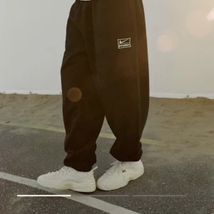 Nike stussy sweatpants  - Svarta Nike stussy mjukisbyxor. Storlek M. Slutsåld online. Original pris 999kr. Helt nya och oanvända. Passar både tjejer och killar