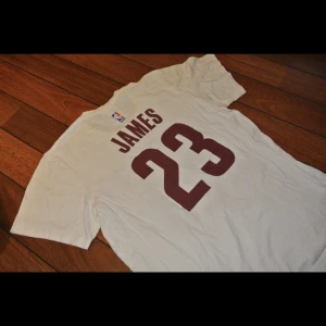 Lebron James tshirt - Lebron James jersey för nba basketlaget Cleveland Cavaliers. Sparsamt använd och i gott skick.