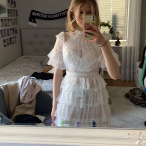 Studentklänning - ByMalina - Studentklänning använd en gång. Nypris 1999kr. Kan mötas upp eller så tillkommer frakt.