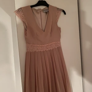 Balklänning - Nästan helt oanvänd balklänning (endast för bilder) i en ljus/smuts rosa färg (färgen stämmer inte helt på bilderna)