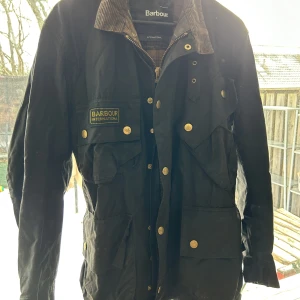 Barbour Motorcykel Jacka L - Oljerock i klassisk motorcykel stil, fint skick. Allt i takt. Nypris 4500kr 