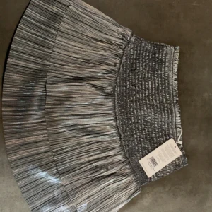 Festkjol  - Säljer denna festkjol som jag aldrig använt, köpt för 600kr på Zalando säljer för 200 eller bud eller kom med prisförslag🙏💘