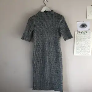 Snygg klänning som skiftar i grått med bred krage. Den är köpt second hand men har tyvärr inte fått någon användning för den💗