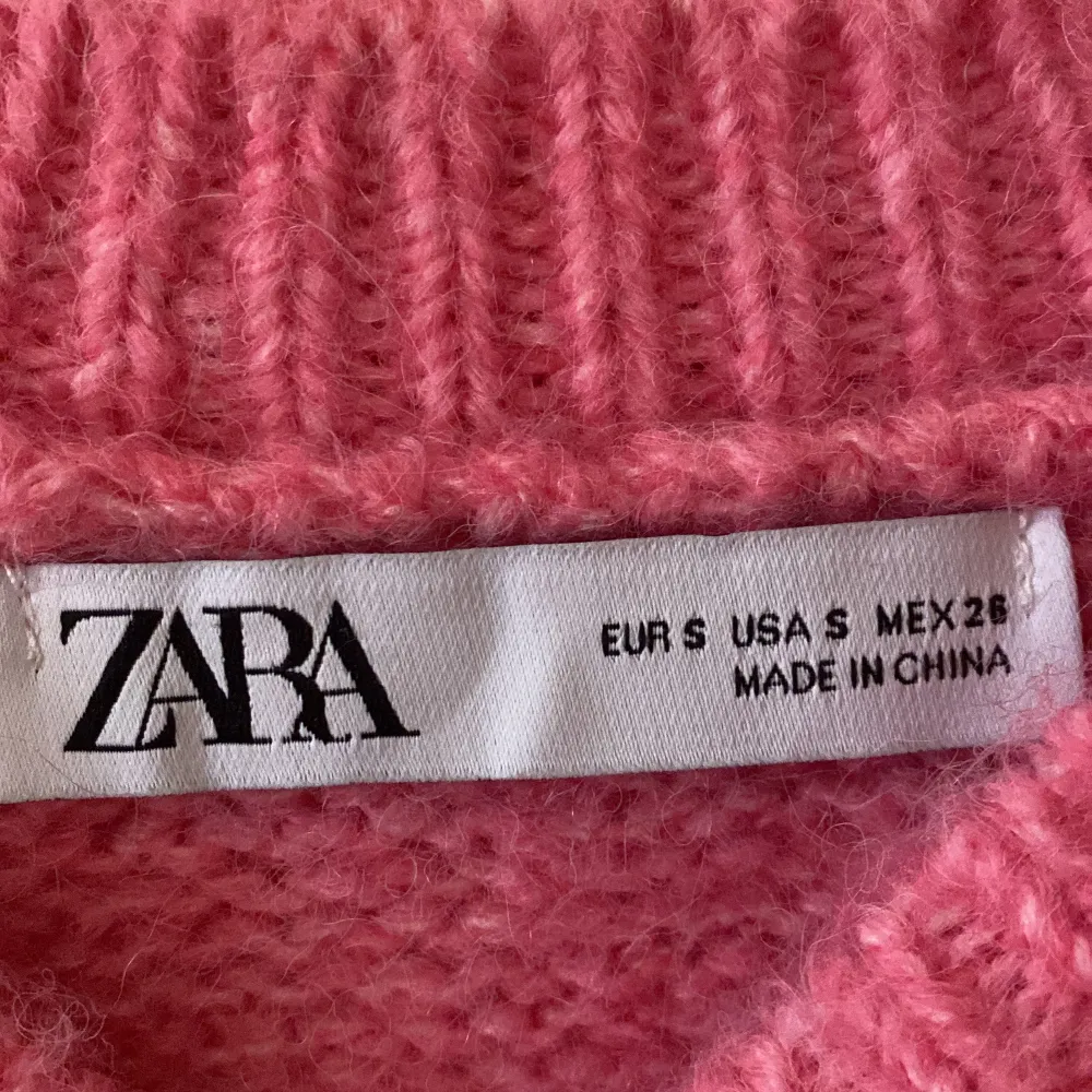 En fin rosa stickad tröja från zara i storlek S! 200 kr ink frakt. Stickat.