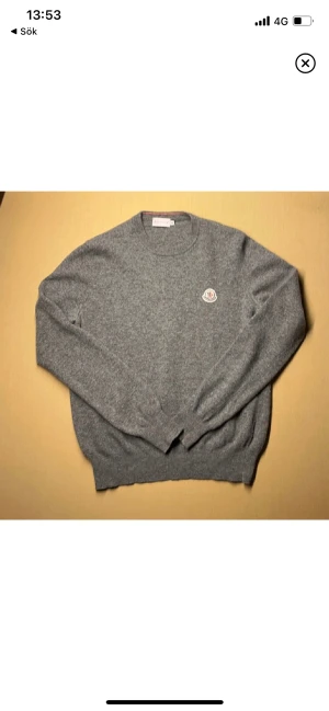 Moncler Crewneck äkta - Moncler crewneck i storlek M, men sitter som en S. Inga slitage eller defekter. Säljer för att den inte kommer till användning längre. 