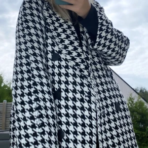 Kappa ifrån HM - Säljer nu min jättefina kappa ifrån hm som är slutsåld! Som jag har älskat så mycket men som tyvärr inte kommer till användning längre! 💘🫶🏼 Det är en stor storlek, men jag är vanligtvis S/M! Men gillar att den är lite oversized plus lång! 