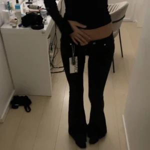 Lågmidjade jeans - Populära och slutsålda only jeans i modellen ”coral ankel split superlow tall jeans”. Långa på mig som är 177 och har långa ben. Storlek waist 26/36 lenght. Prislappen kvar och säljer då de var försmå på mina höfter. 