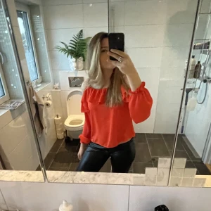 Blus/topp - Säljer denna orangea jättefina blusen använd 1 gång.🧡🧡🧡