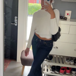 Stickad tröja - Säljer denna stickade tröja då jag har så många, jätte söt och går till jeans kanten🫶🏻