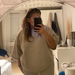 Stickad tröja  - En helt ny tröja från &other stories , säljer pga att den inte riktigt passade min stil. Nypris är 590 jag säljer för 400 + frakt. 