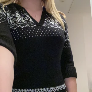 Svart jul tröja - En fin svart jul tröja med huva storlek M passar även S och säljer för att jag inte använder den längre säljer för 60kr köpte för 150kr på tuttifrutti 