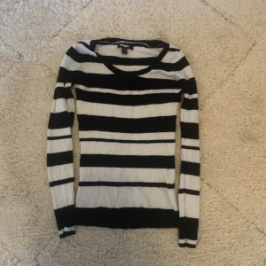 tröja - tight stickad randig tröja super snygg och skön och så 😻👏🏼💖 passar m-xs då den är väldigt stretchig 
