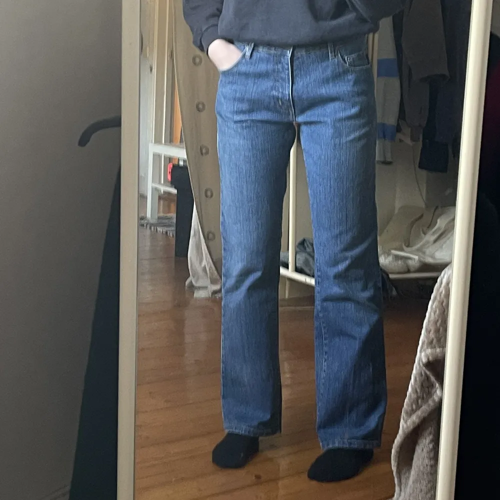 Jag är 175 och de sitter bra i längden på mig, men lite stora annars. Väldigt bra skick!. Jeans & Byxor.
