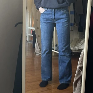 Straight leg-jeans - Jag är 175 och de sitter bra i längden på mig, men lite stora annars. Väldigt bra skick!