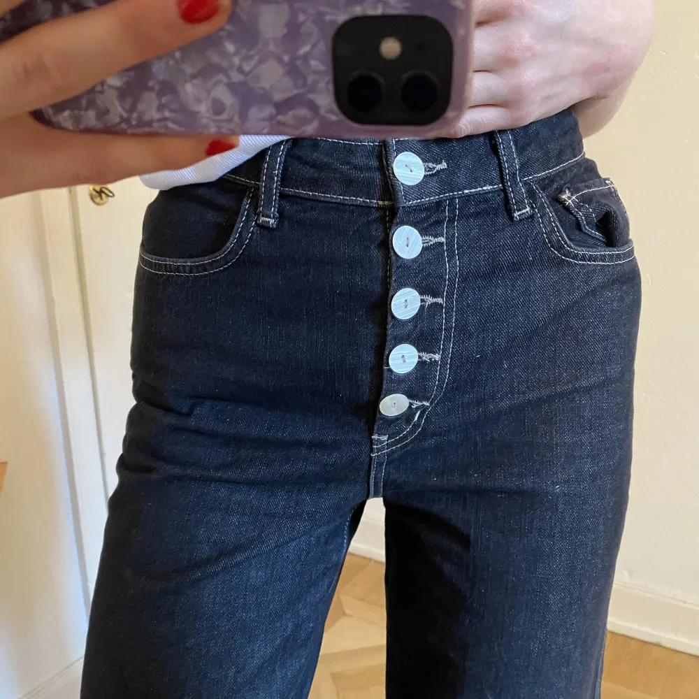 Supersnygga jeans från Urban Outfitters, helt oanvända! Storlek S, jag är 173 för referens. Kan mötas upp på Södermalm, annars står köparen för frakt😇. Jeans & Byxor.