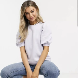 Lila topp med puffärm - Ljuslila topp med puffärm från Asos. Använd ett fåtal gånger. Köpt för 275 kr. Frakt ingår inte i priset💜