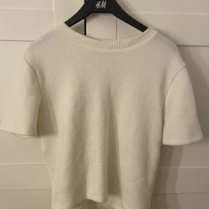 Stickad t-shirt - Använd fåtal gånger, köptes för 220 ca. Vit/krämvit. Lånade bilder