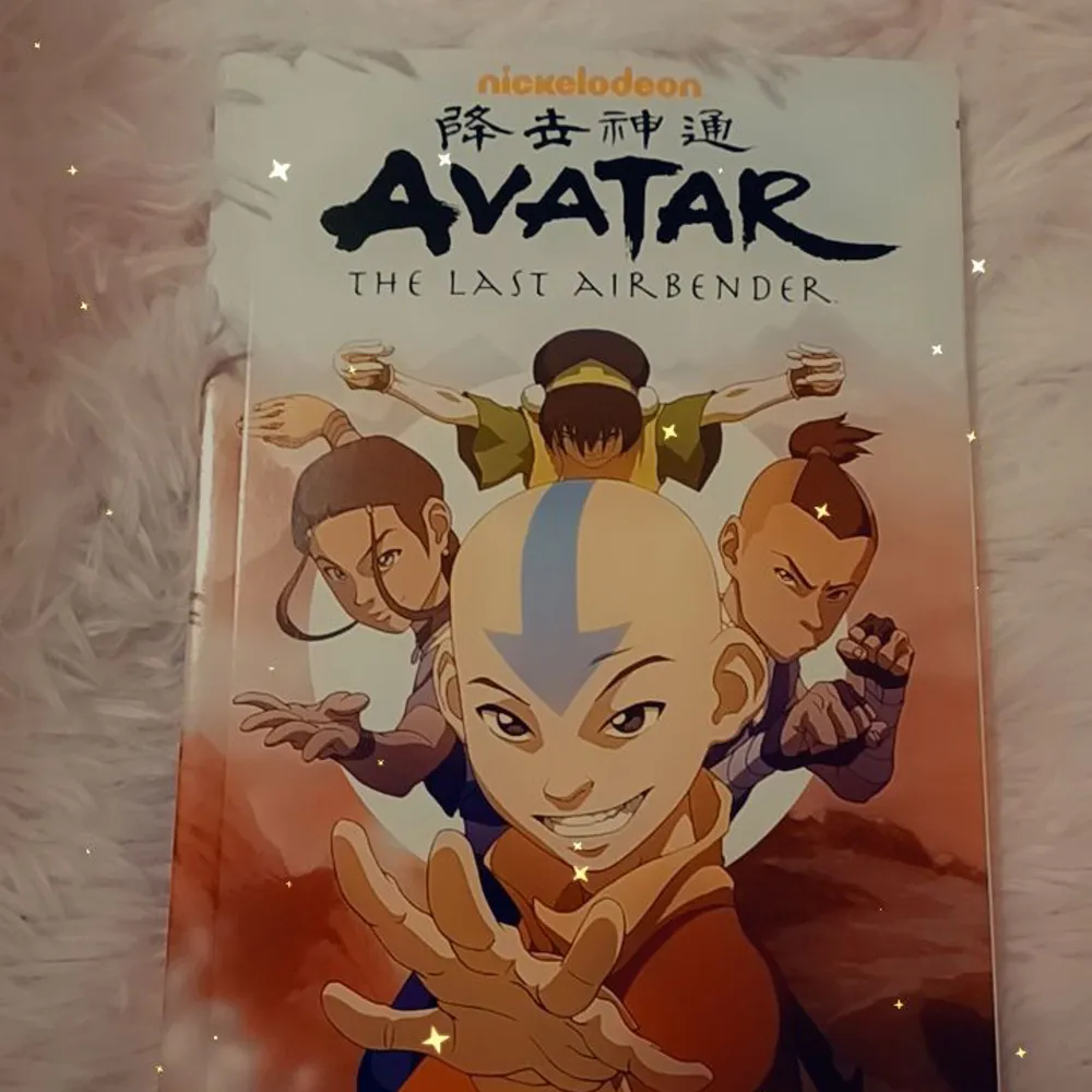 Världens bästa serie ♡ Första boken av Avatar den sista luftbändaren. HELT NY. Boken är skriven på engelska, ändå lätt förståelig. Bild nr. 2 är en Appa figur som ryter när man trycker på honom. Perfekt för alla collectors. Priset är för båda sötnosar. Övrigt.