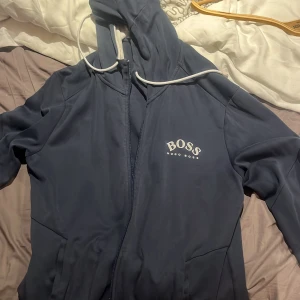 Hugo boss huvtröja  - Fint skick Hugo boss huvtröja, storlek xxl men passar xl. Liten i storleken. 2000 ny mitt pris 250 Du står för frakten 