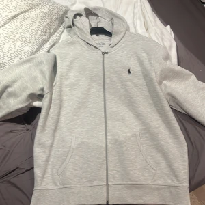Ralph lauren huvtröja - Polo ralph lauren huvtröja storlek xl, fint skick. 400 kr. Du står för frakten! 