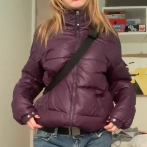 Champion jacka - lila vinterjacka, från champion i jättebra skick. Super varm och det finns även en luva att sätta på. Skriv för fler bilder!