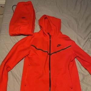 Nike tech fleece röd - 10/10 skick nyligen köpt. Säljer då jag tröttnat på denna stilen. Kan byta. Möts helst i Jakobsberg o Odenplan. Pris kan diskuteras