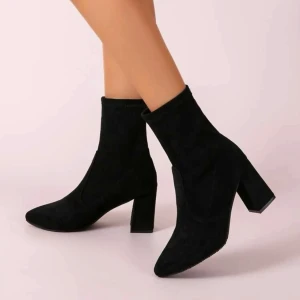 Klackskor  - Säljer dessa snygga klackar, väldigt basic så passar till allt! Använda en gång. Frakt tillkommer! 💕