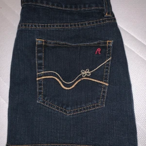 Replay kjol - Säljer denna jättefina replaykjolen då den tyvärr inte passar mig. Den är 39 cm rakt över och har fina detaljer på bakfickorna! Köpt på en loppis💕✨