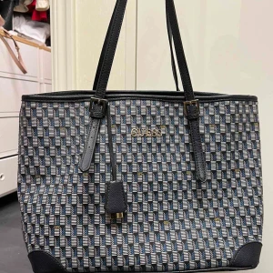 Väska  - Guess väska Bra skick  Ny pris 1400 Säljs för 350