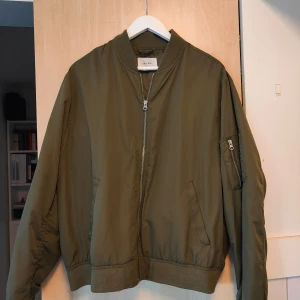 Bomberjacka  - Militär-/olivgrön bomberjacka från Valient. Knappt använd och i bra skick. Storlek L. 