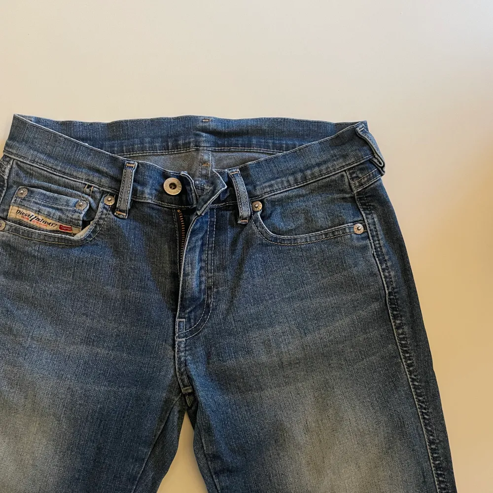 Säljer dessa superfina lågmidjade dieseln jeansen ❤️ . Jeans & Byxor.