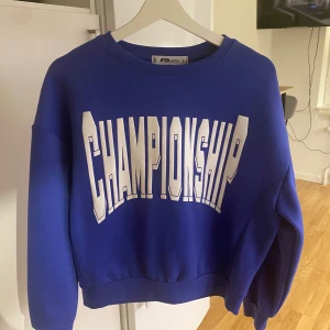 Collagehoodie - Använd 1 gång. Storlek s. Används inte längre