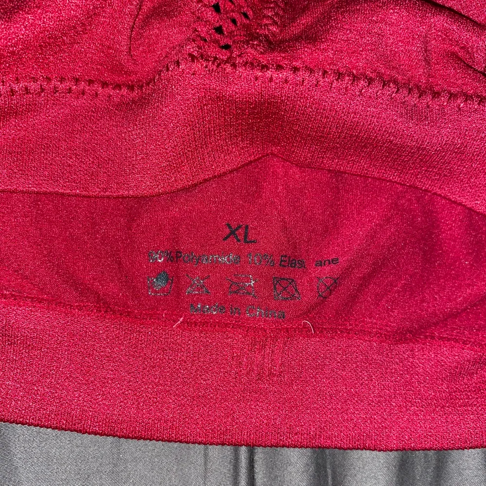 Röd skön sport-bh Stl. XL men är som L Ny skick, oanvänd . Övrigt.