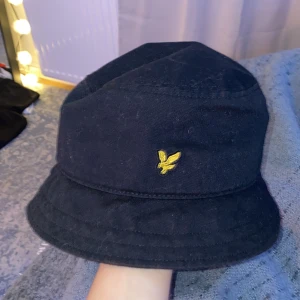 Lyle & scott fiskehatt  - En fiskehatt från lyle & scott som jag inte använder längre. Köpte för 299kr säljer för 150kr